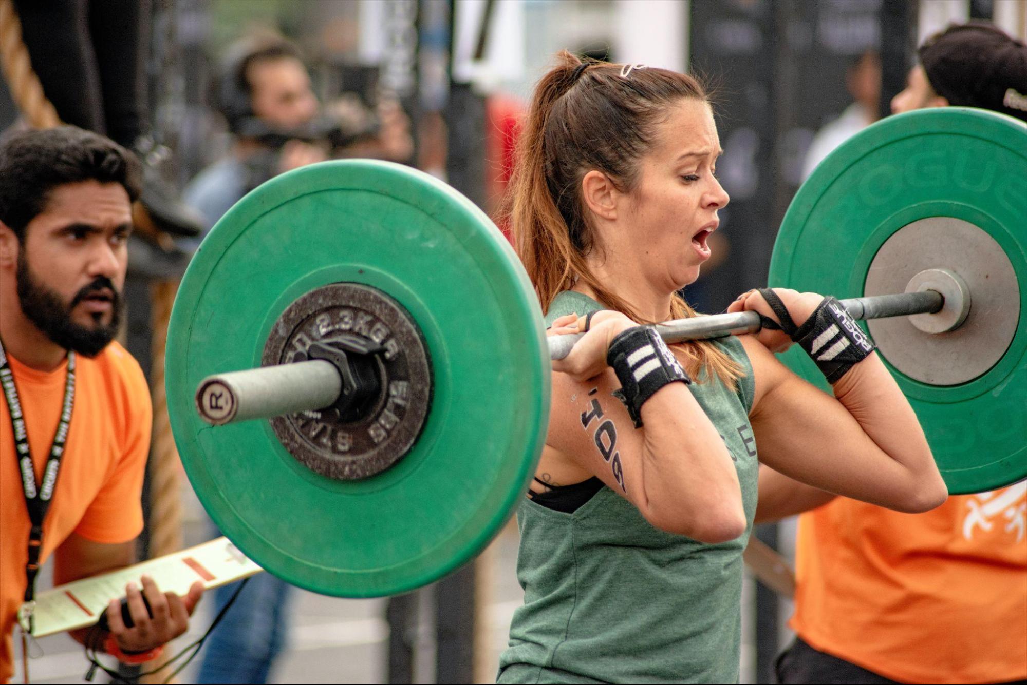  woman performing CrossFit