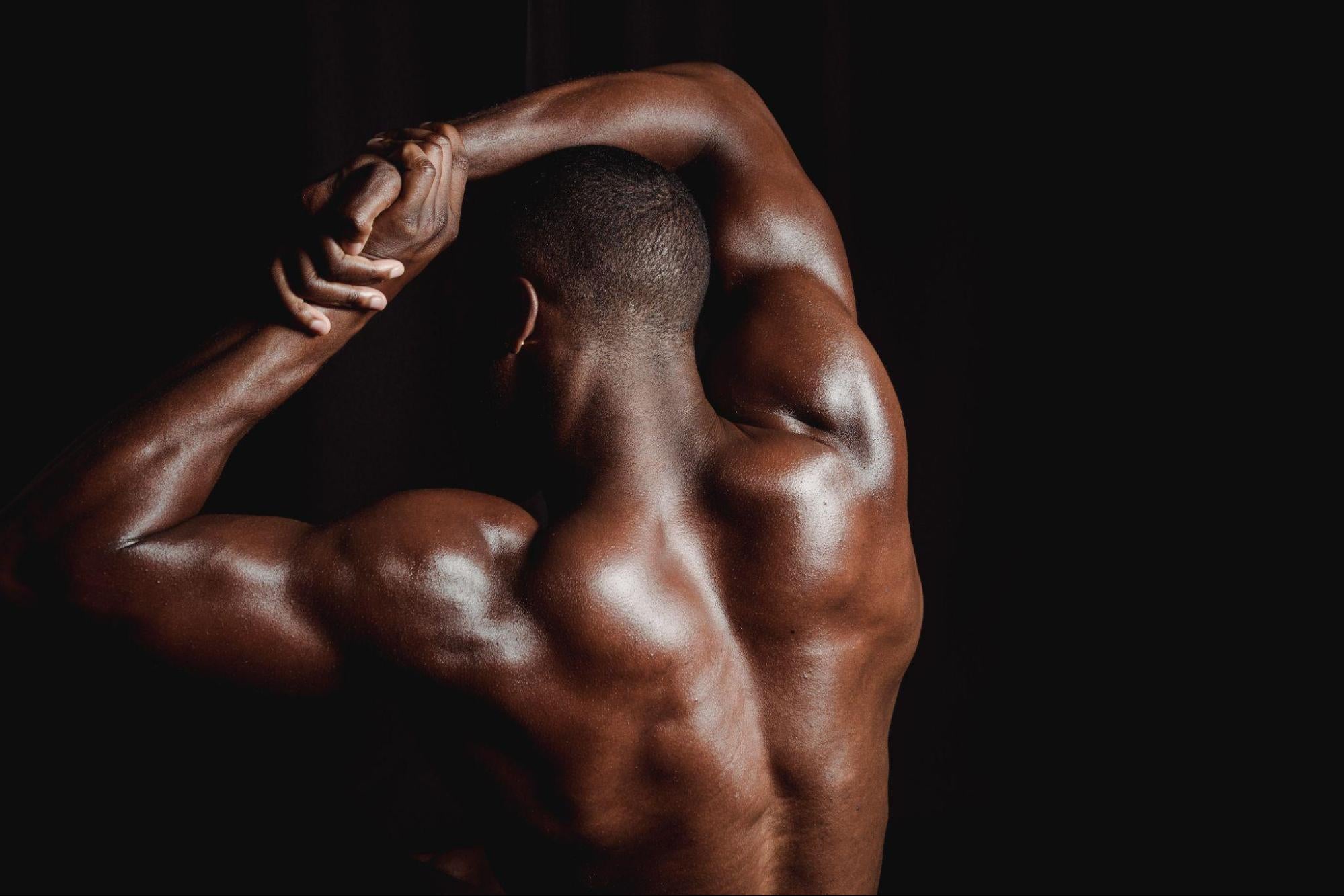 Man showing trap muscles